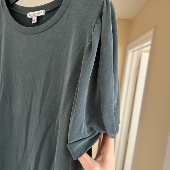 Green Envelope Scoop Neck Green Size Small Short Sleeve Top - Picture 3 of 4